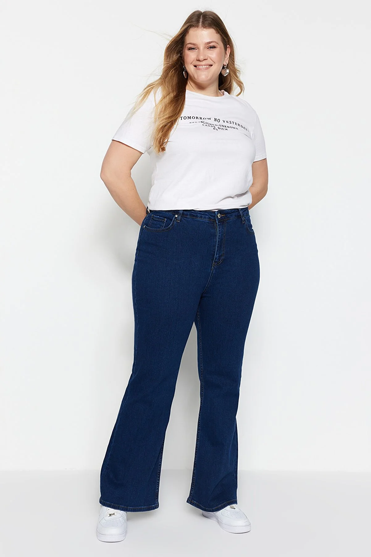 Trendyol Curve  Indigoblaue Jeans mit hohem Bund und spanischem Bein TBBAW23JE00001