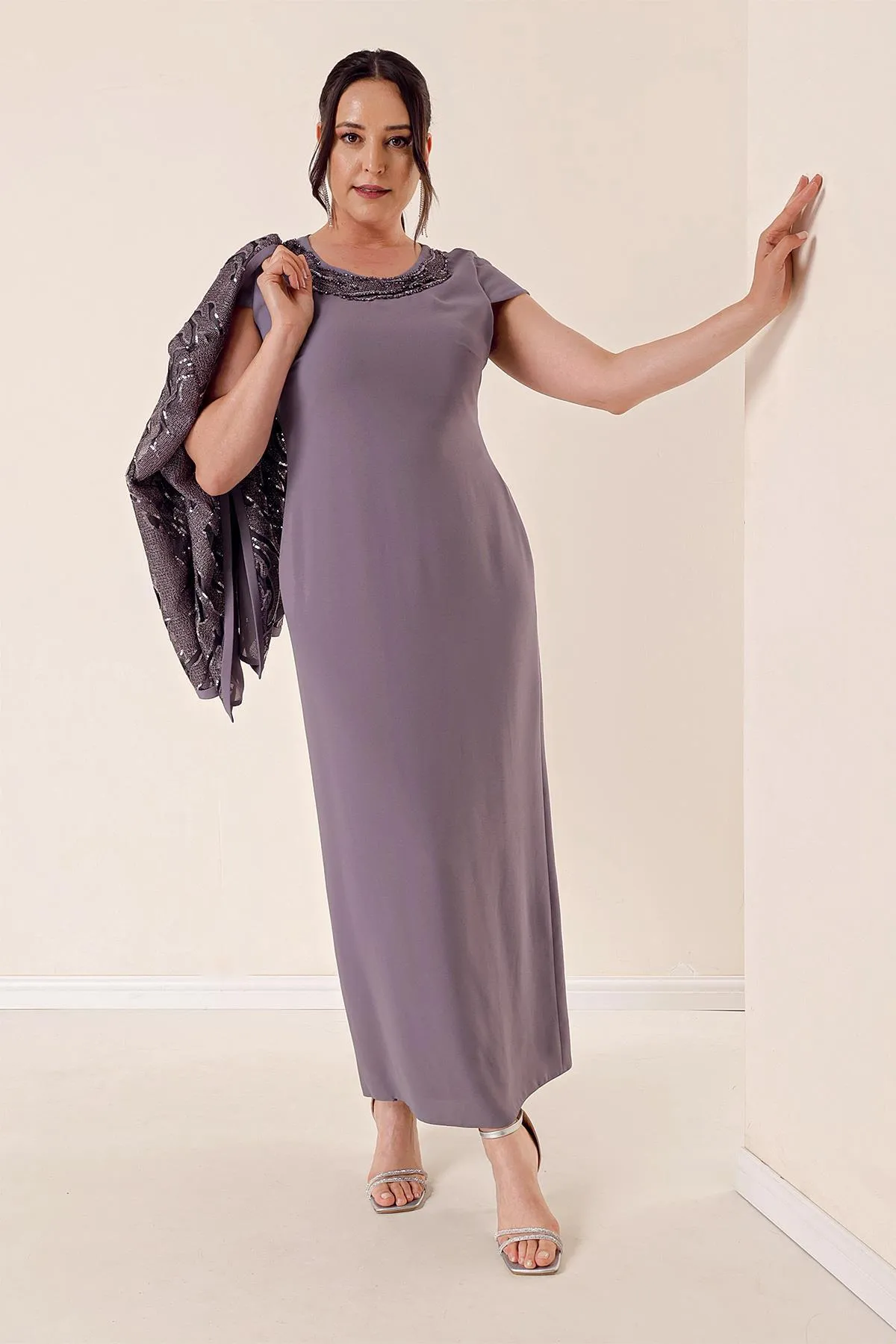 By Saygı  Perlenbesetztes, detailliertes Jackenkleid in Übergröße