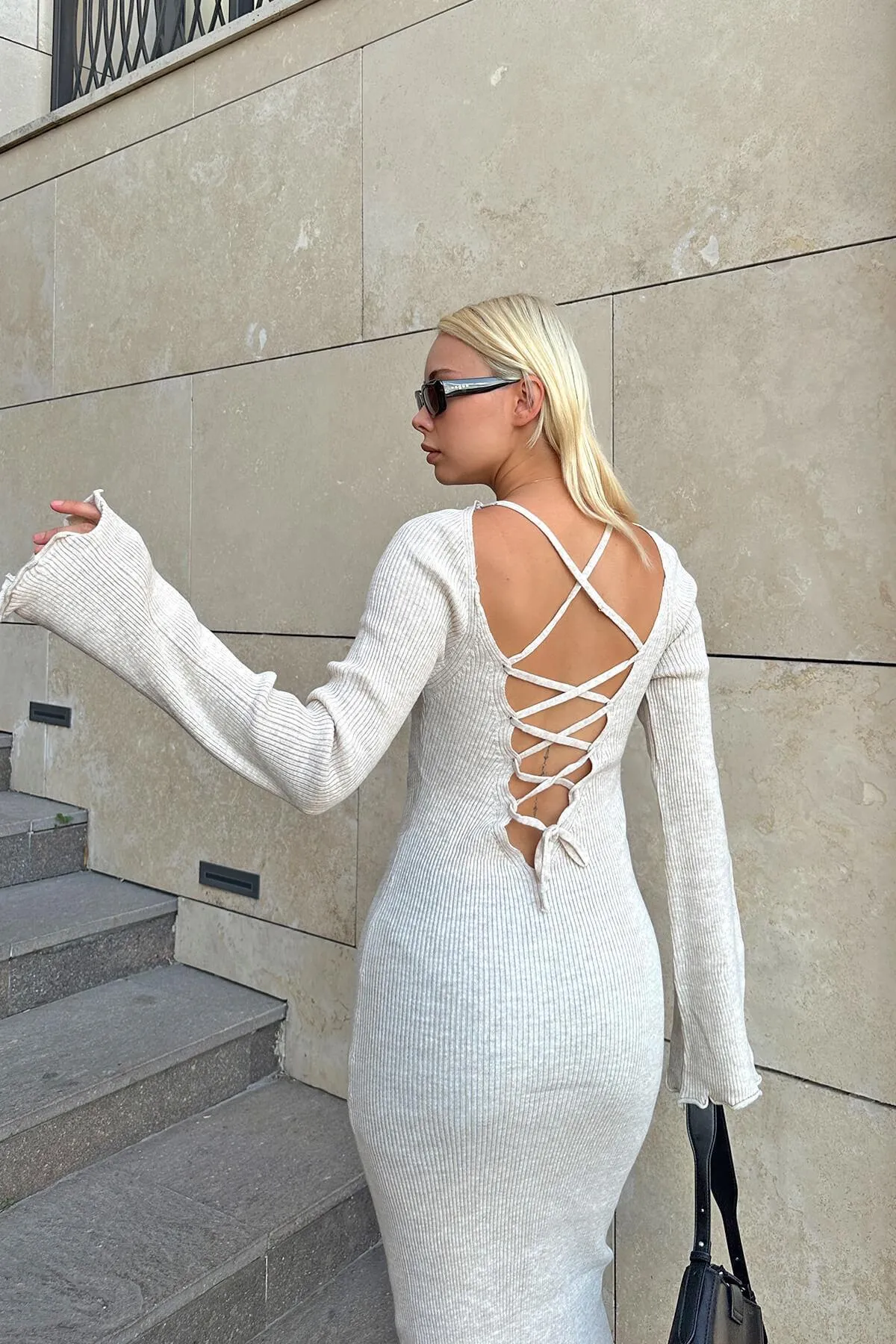 Swist  Beigefarbenes Damen-Strick-Midikleid mit V-Ausschnitt und Kreuzschnürung