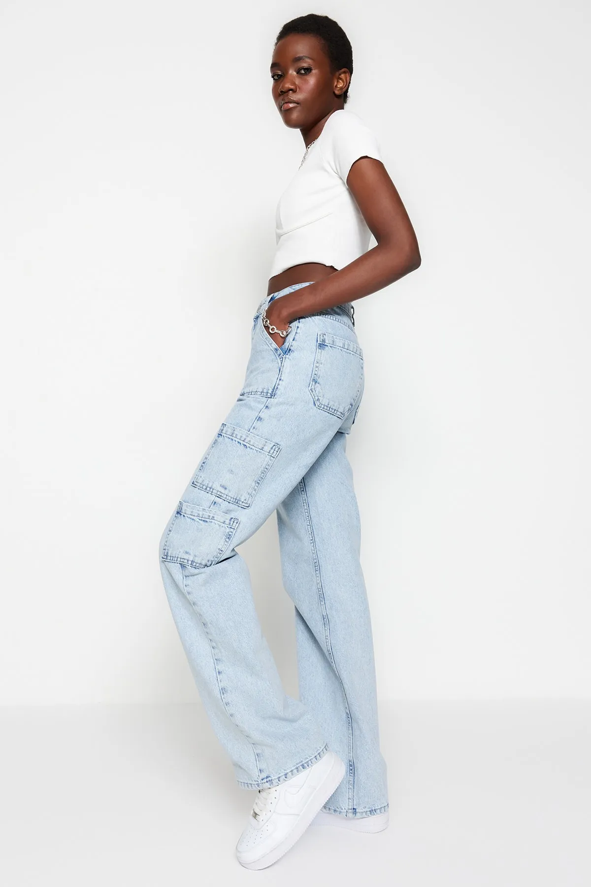 Trendyol Collection  Hellblaue Jeans mit hoher Taille und weitem Bein und Cargo-Taschen TWOSS23JE00055