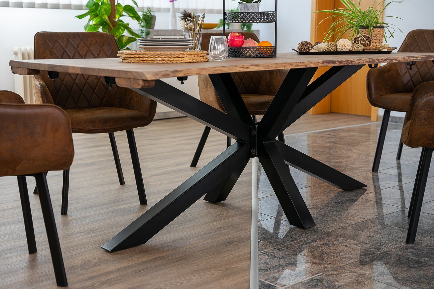 Junado® Baumkantentisch Jannik by Wolf Möbel, Akazienholz massiv, Tischplattenstärke: 26mm, echte Baumkante, schwarzes Spidergestell, bis 3,20 Meter erhältlich, inkl. Ansteckplatten (je 50cm)