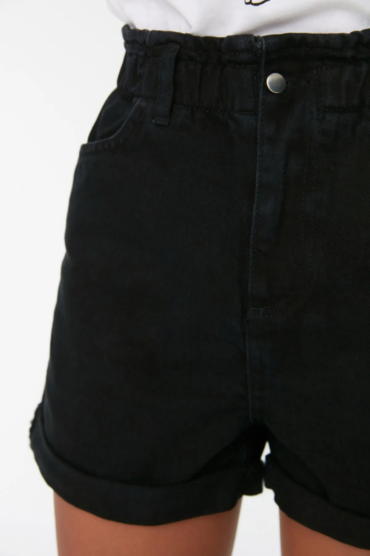 Trendyol Collection  Schwarze Jeansshorts mit elastischem Bund TWOSS20SR0186