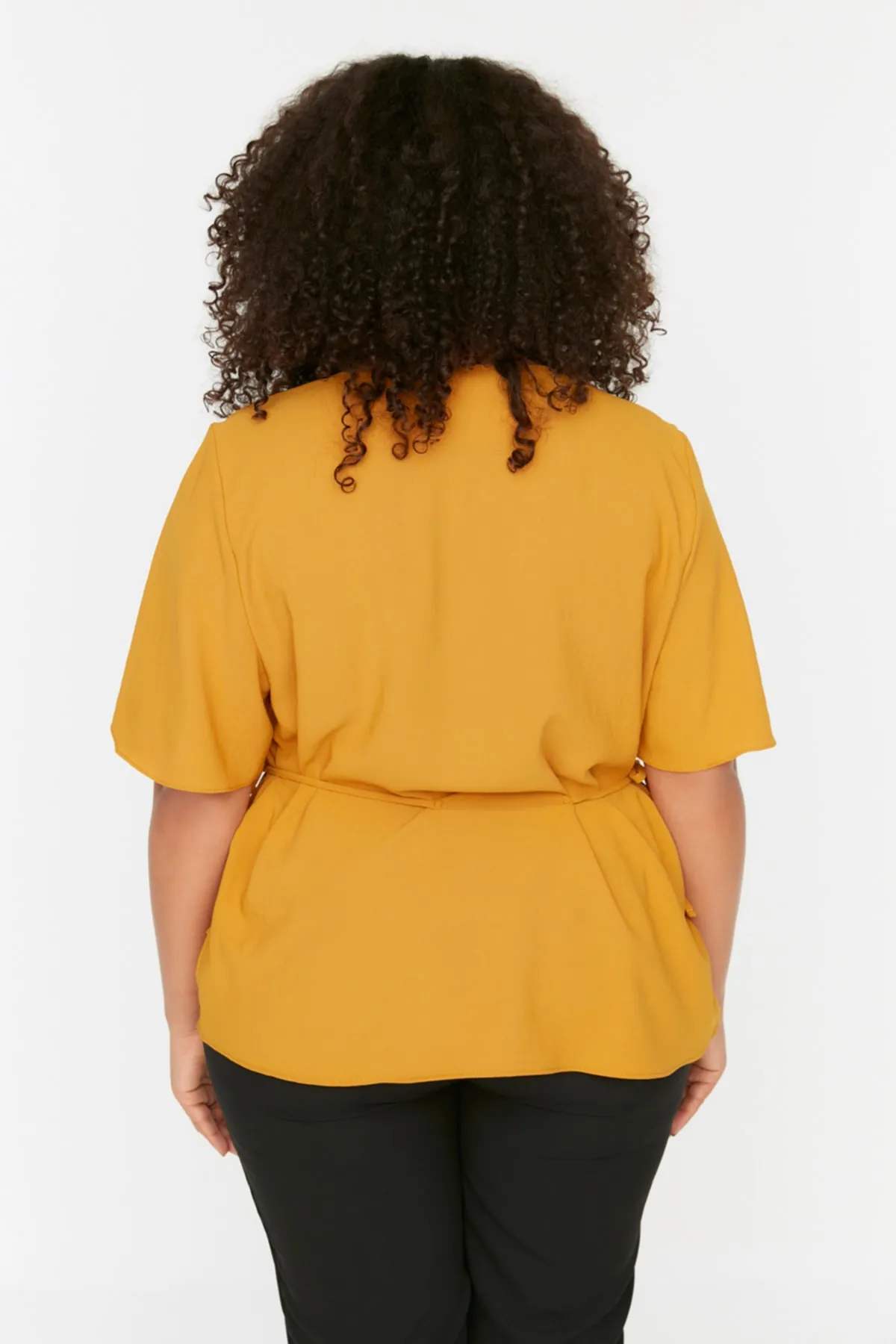 Trendyol Curve  Senffarbene, gewebte Bluse zum Binden mit V-Ausschnitt TBBSS22BZ0753