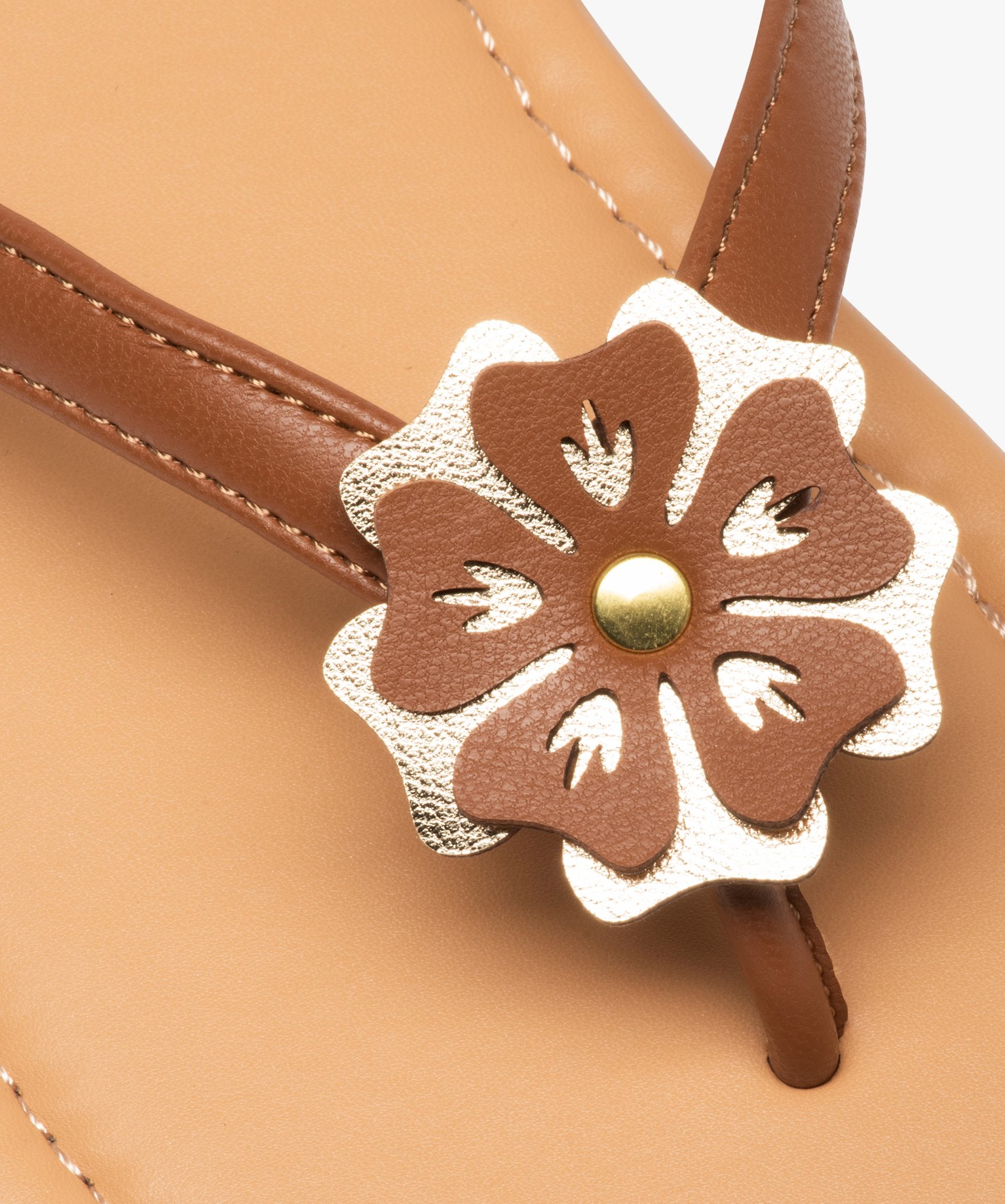 Tongs femme à petit talon plat et fleur sur l’entre-doigts marron | GEMO