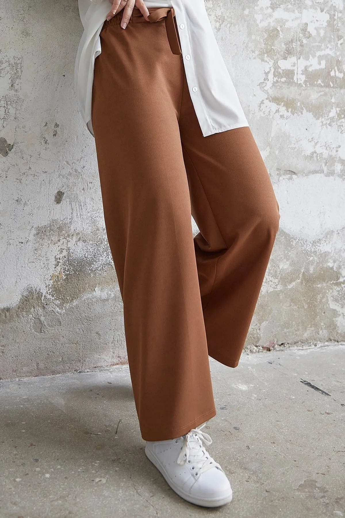 InStyle  Lockere Scuba-Hose mit Gürtel in der Taille – Hellbraun