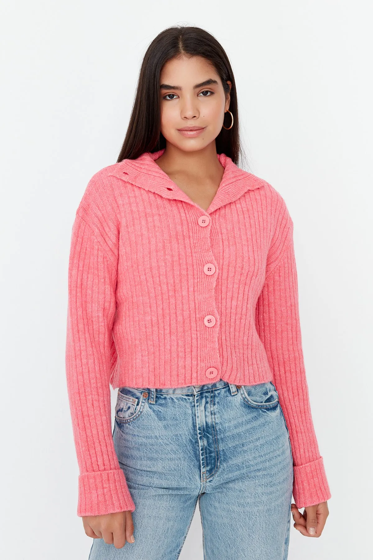 Trendyol Collection  Rosa, kurz geschnittene, weich strukturierte Strickjacke mit Stehkragen TWOAW22HI0174