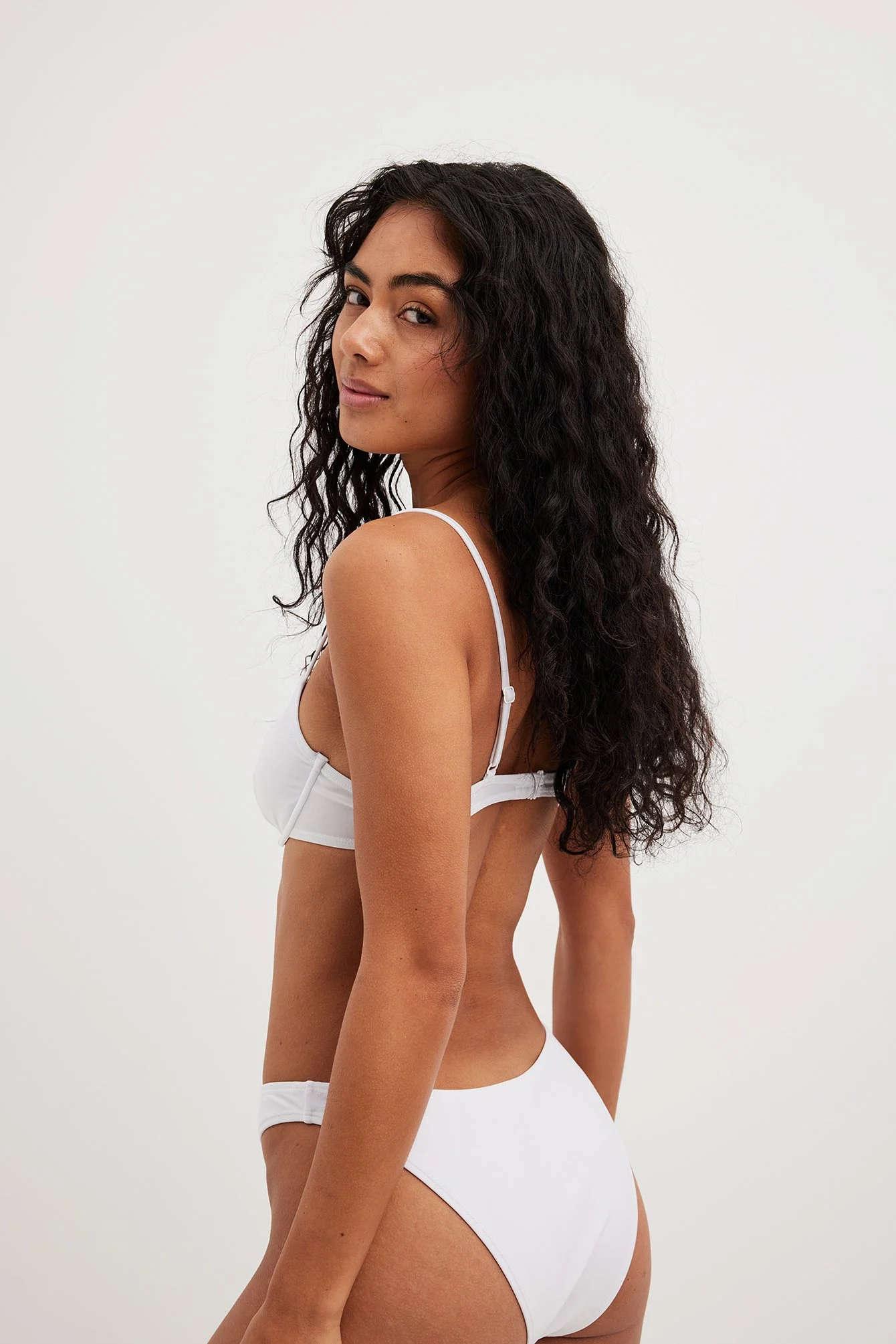 Recyceltes hochgeschnittenes Bikinihöschen