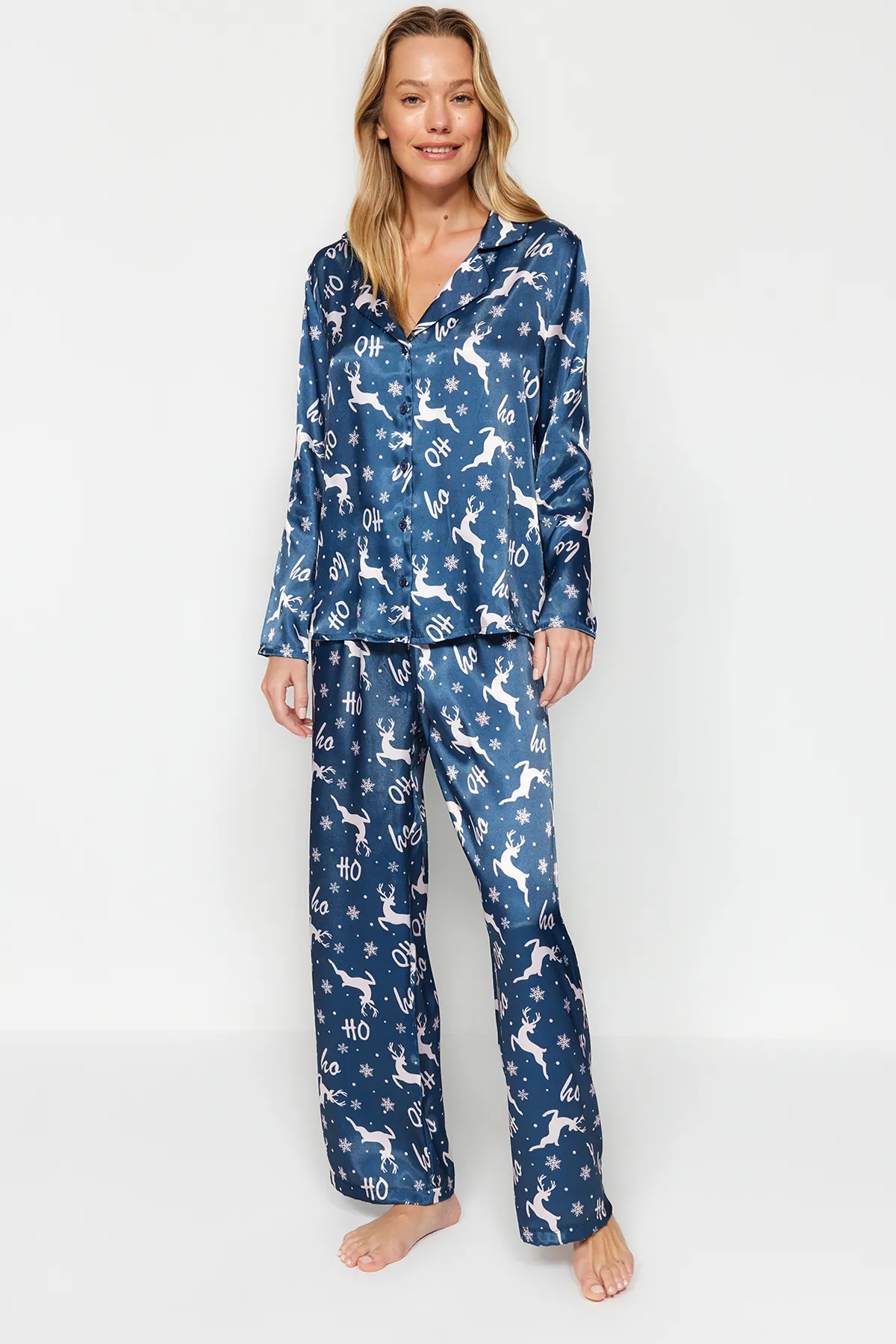 Trendyol Collection  Marineblau-mehrfarbiges, gewebtes Pyjama-Set aus Hemd und Hose aus Satin mit Neujahrsmotiv THMAW24PT00037