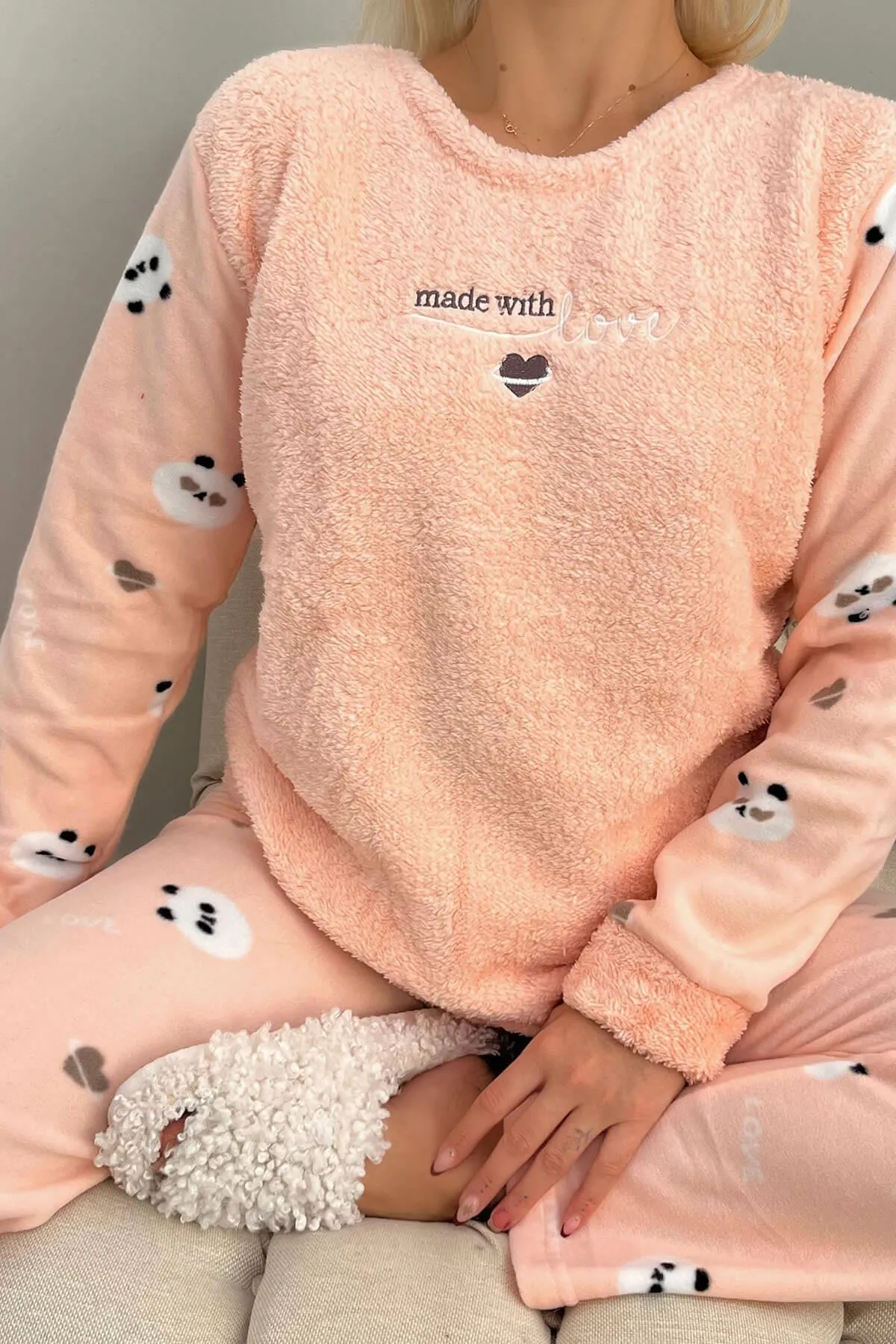 Pijamaevi  Lachs-Herz-Liebe-gemustertes Plüsch-Pyjama-Set für Damen