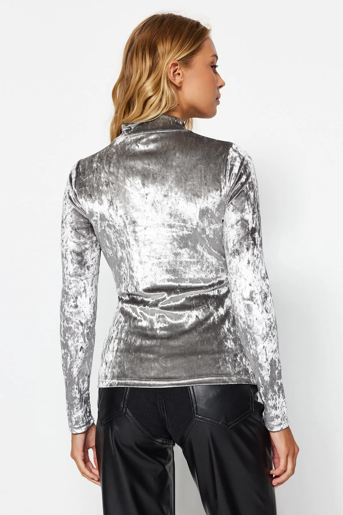 Trendyol Collection  Graue Samt-Strickbluse mit hohem Kragen und langen Ärmeln TWOAW24BZ00155