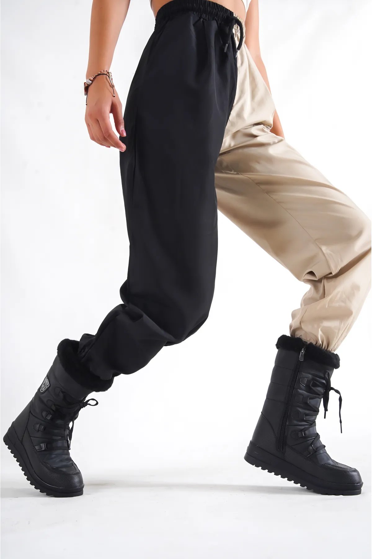 Capone Outfitters  Damen-Schneestiefel mit Trak-Sohle, seitlichem Reißverschluss, Pelzkragen, Schnürung und Fallschirmstoff