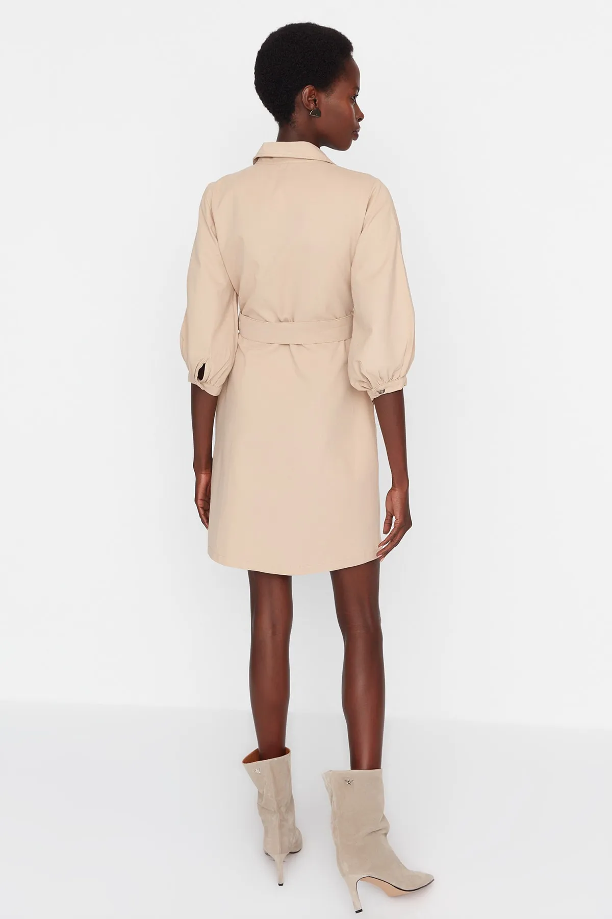 Trendyol Collection  Kamelfarbenes Mini-Webkleid mit Gürtel TWOAW20EL1156