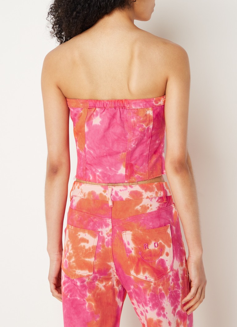 Top corto in denim tie-dye senza spalline del marchio Refined Department.