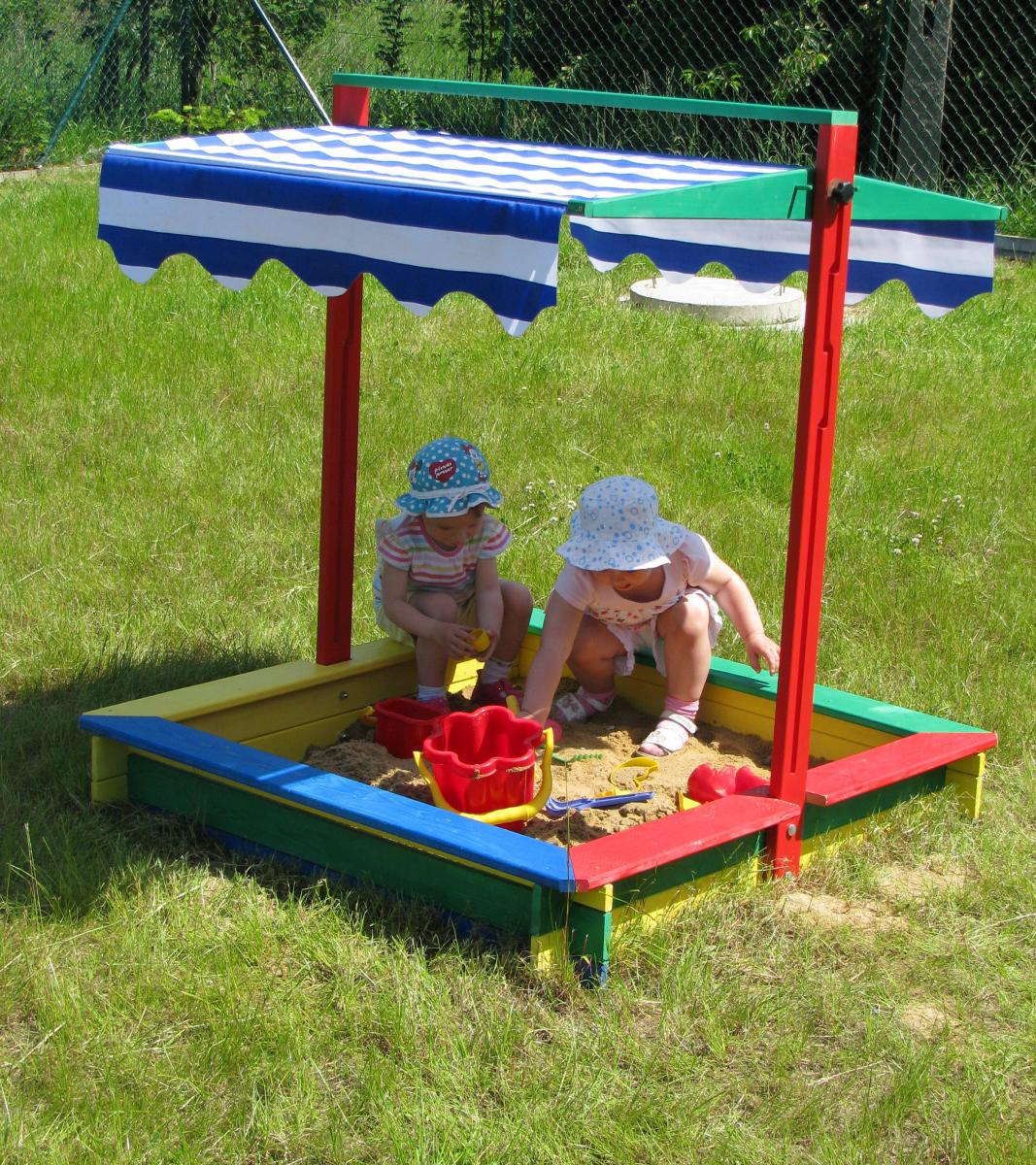 dobar Großer Sandkasten mit schwenkbarem Dach