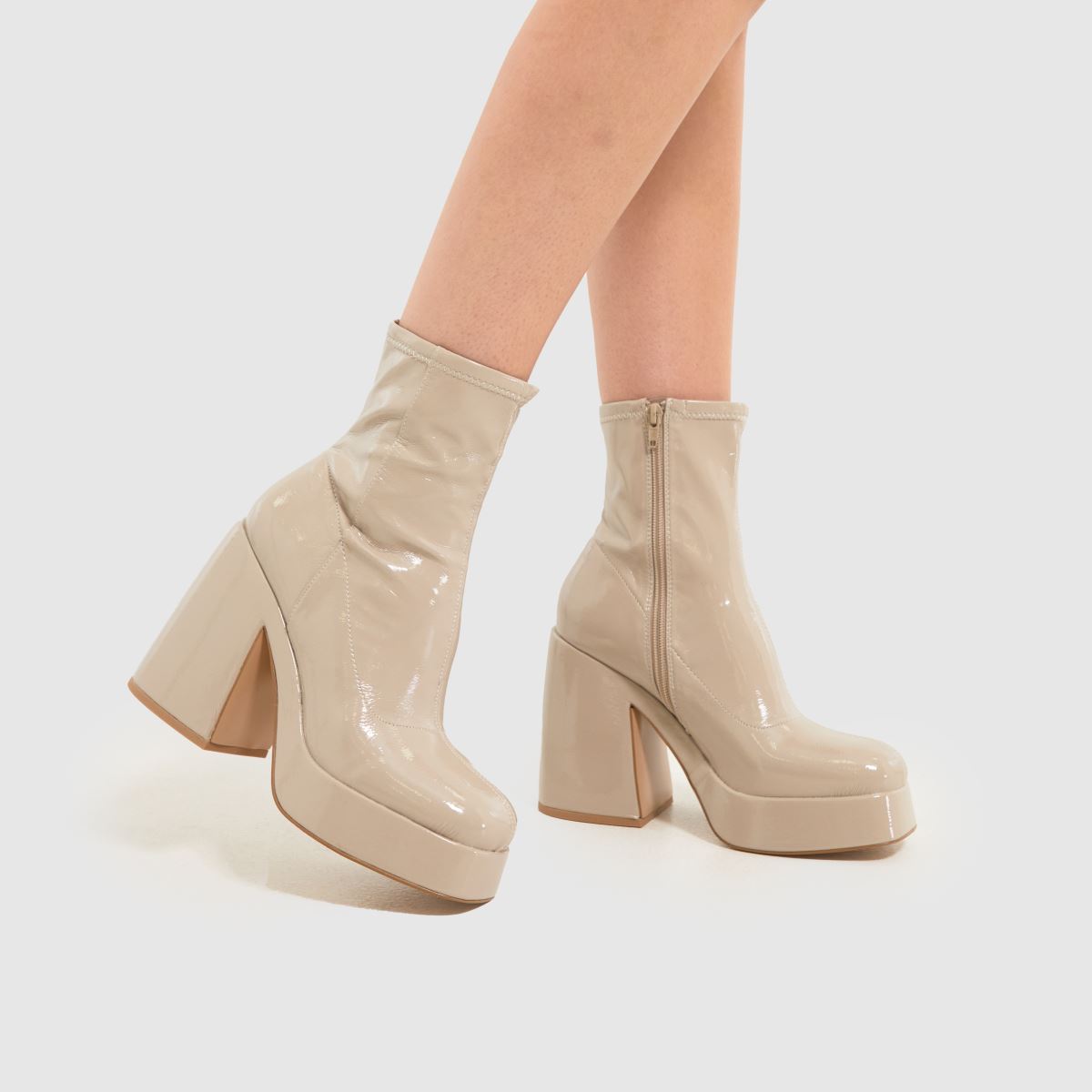 Schuh – Brogan – Platåstövlar i lack med stenfärgad mönster