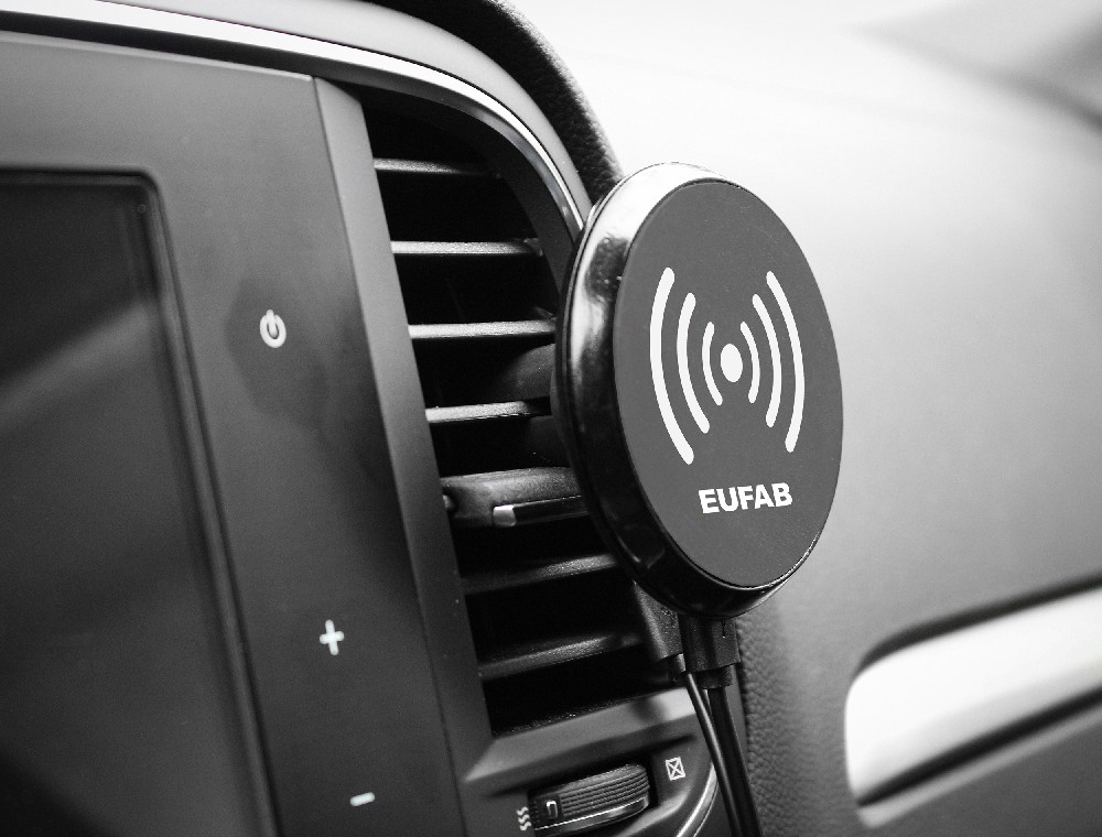 Eufab Induktions Lader mit magnetischem Handyhalter
