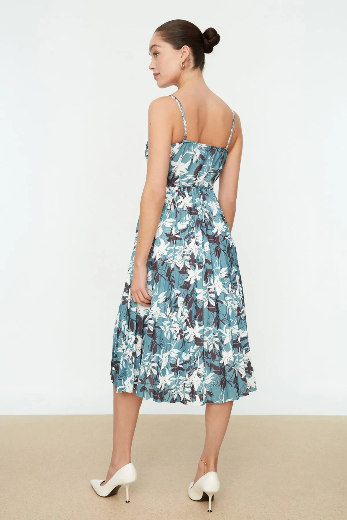 Trendyol Collection  Mintfarbenes Blumenmuster mit offener Taille/Skater-Midi-Zweireiher, flexibles Strickkleid mit plissierten Trägern TWOSS20EL2729