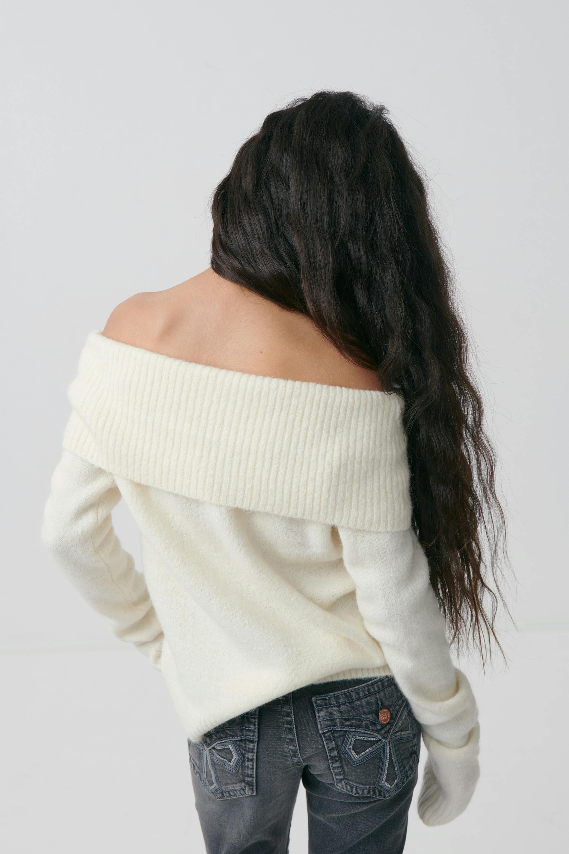 Y kn off shoulder sweater
