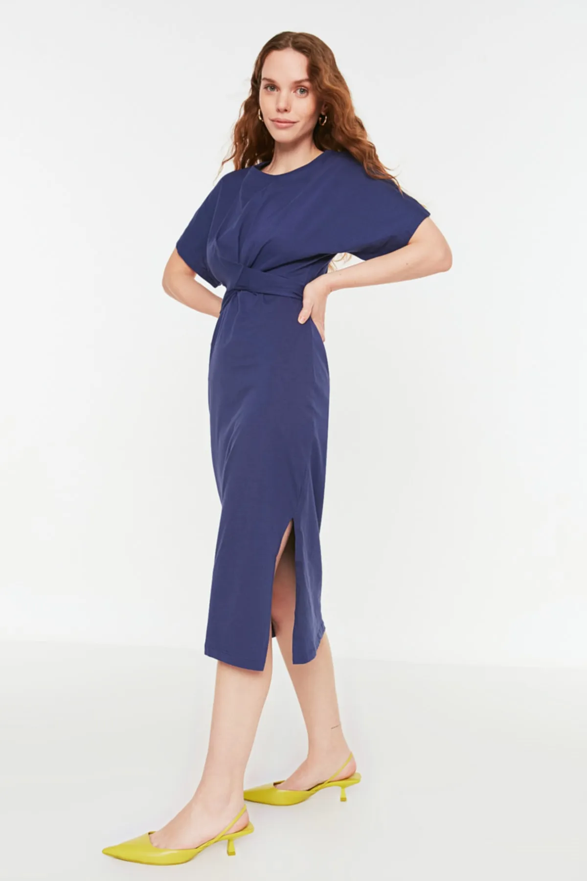Trendyol Collection  Indigoblaues, tailliertes Midi-Bleistiftkleid aus 100 % Baumwolle mit Schlitz und Bindedetail TWOSS21EL0404