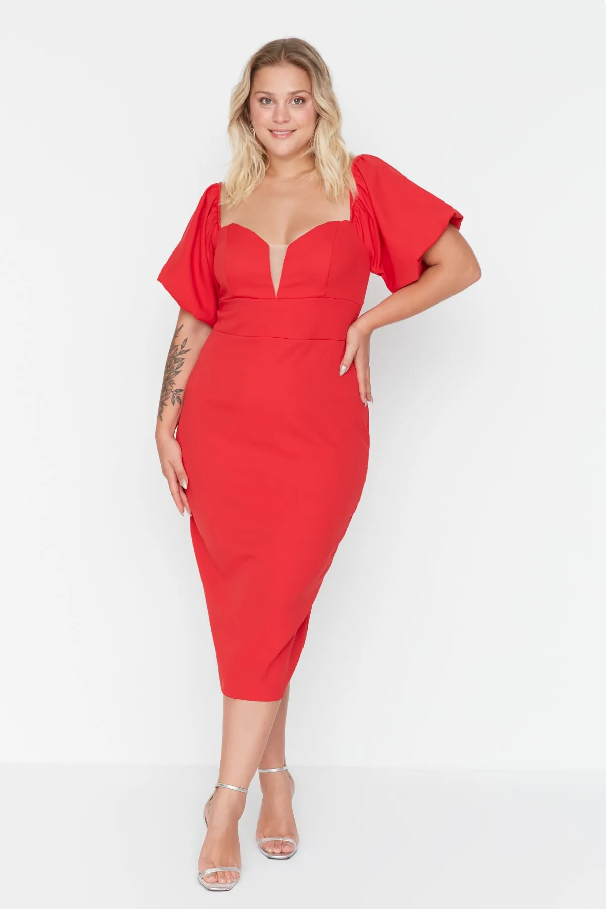 Trendyol Curve  Rotes, körperbetontes, trägerloses, gewebtes Kleid mit Ballonärmeln TBBSS22AH00040