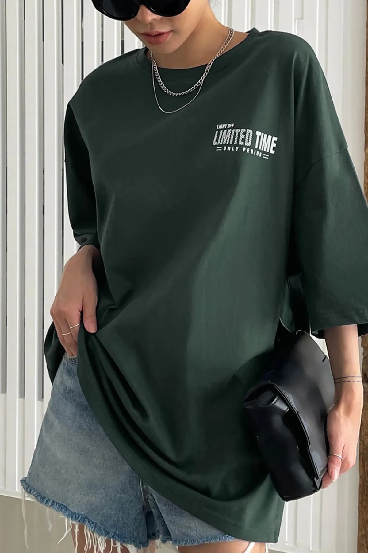 MODAGEN  Dunkelgrünes, übergroßes, bequem geschnittenes Damen-T-Shirt in limitierter Auflage