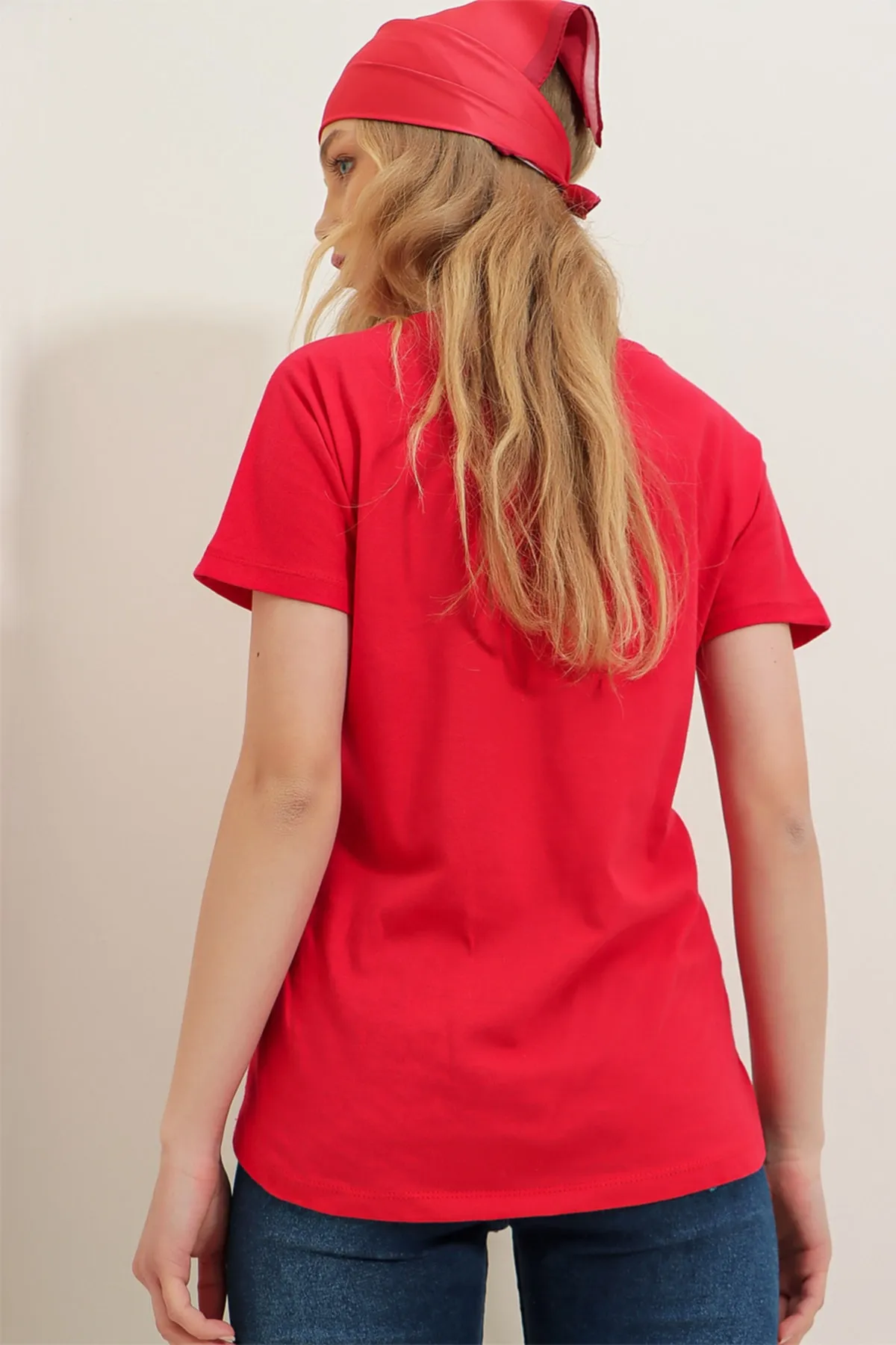 Trend Alaçatı Stili  Rotes Damen-Basic-T-Shirt mit V-Ausschnitt ALC-1045-A