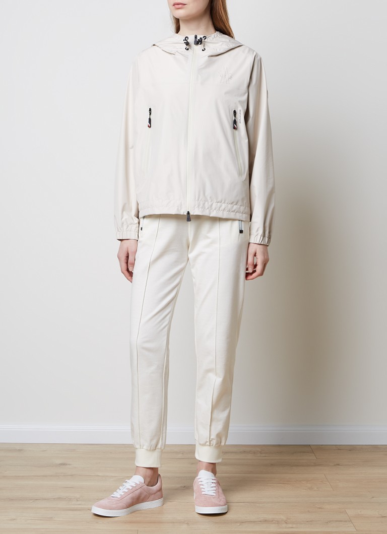 Cortavientos Moncler con bolsillos con cremallera y capucha.