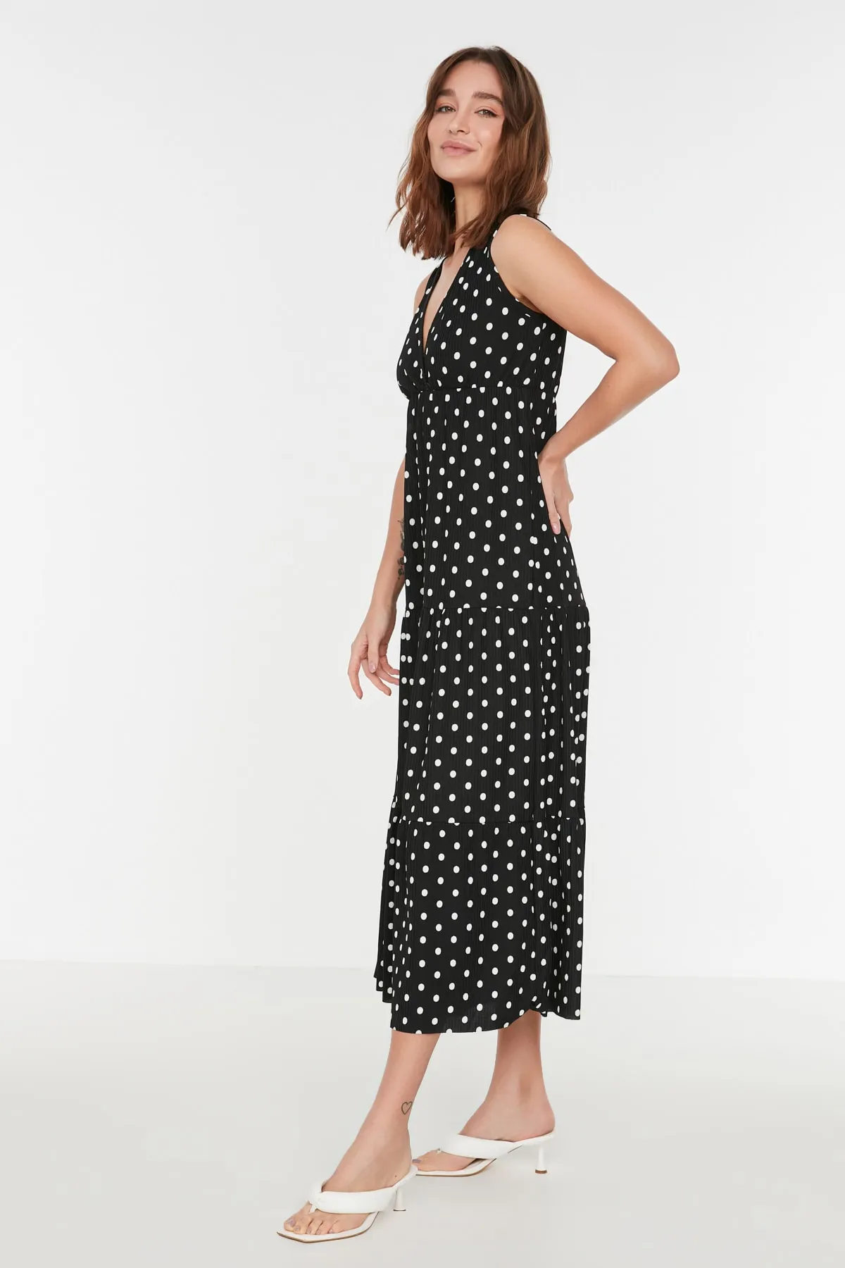 Trendyol Collection  Schwarzes, floral gemustertes, ärmelloses Maxi-Strickkleid in A-Linie mit V-Ausschnitt TWOSS22EL1588