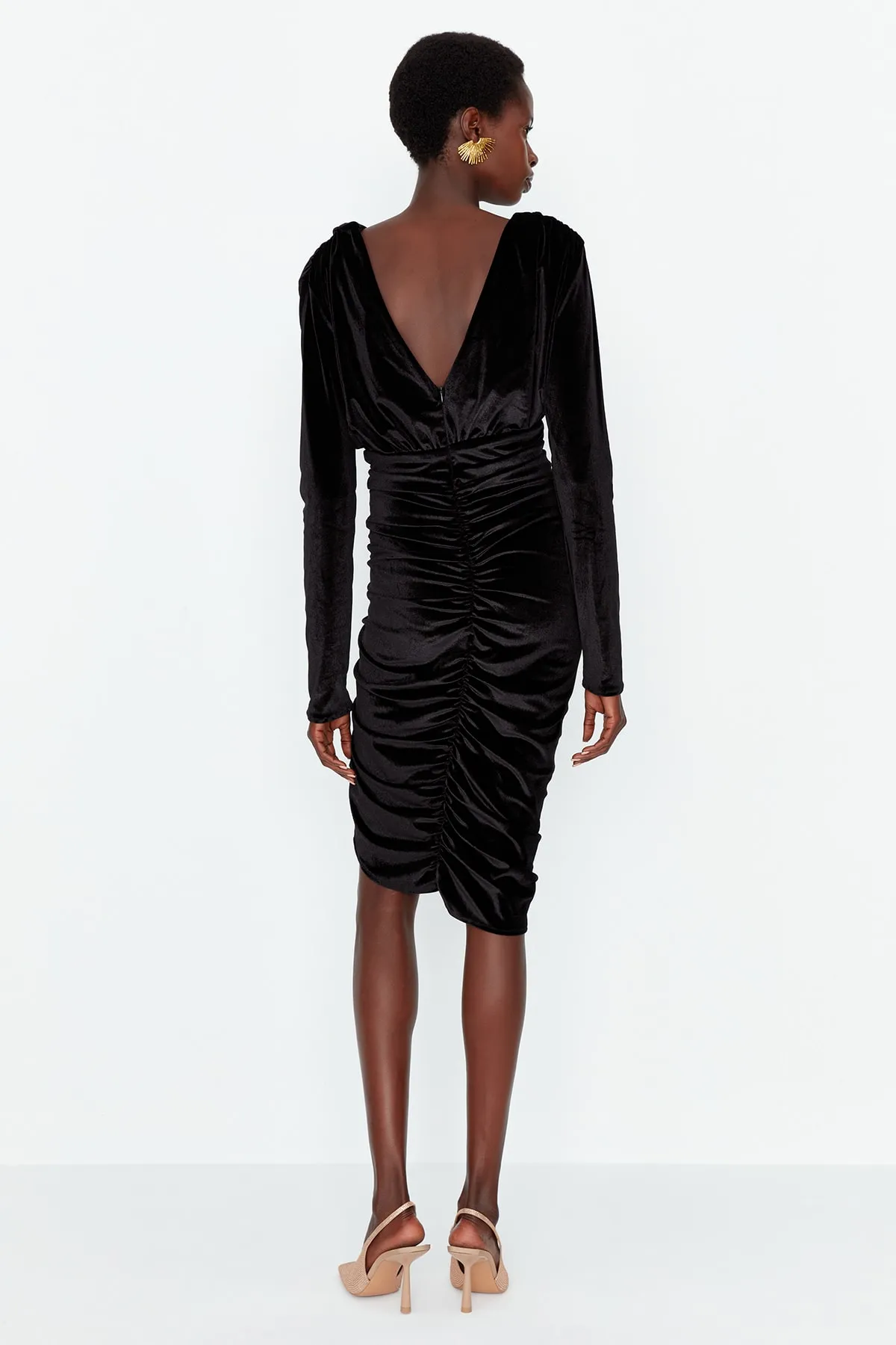 Trendyol Collection  Schwarzes, drapiertes, detailliertes Abendkleid TPRAW23EL00128