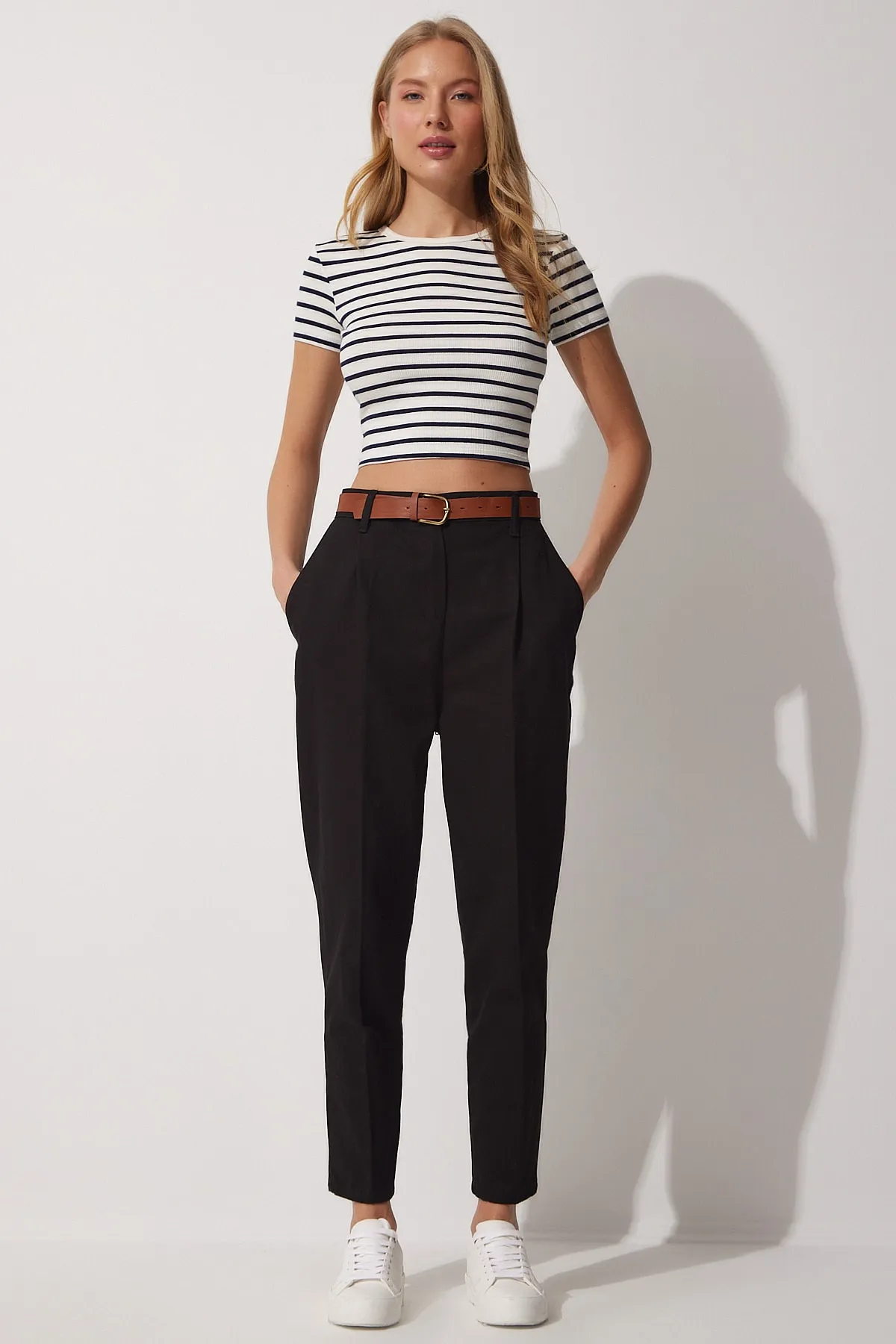 Happiness İstanbul  Schwarze Damen-Hose aus Gabardine in Karottenform mit Gürtel und hohem Bund MX00048