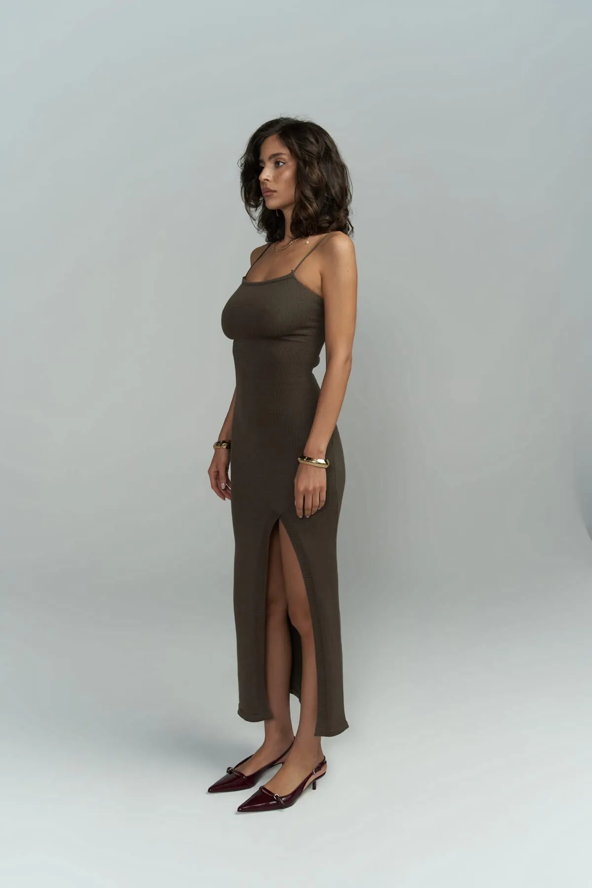 BOHEMAİ  Cintia Back Tief ausgeschnittenes braunes Strickkleid