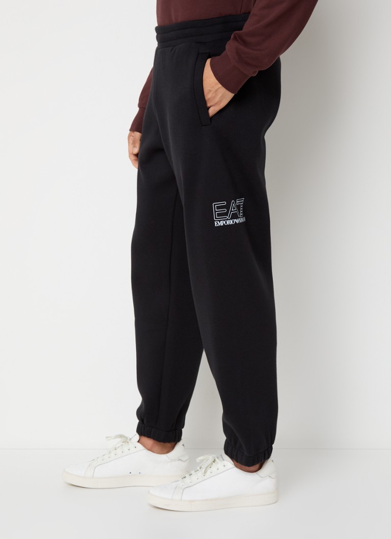 Pantaloni de trening slim fit de la Emporio Armani, cu logo și buzunare laterale.
