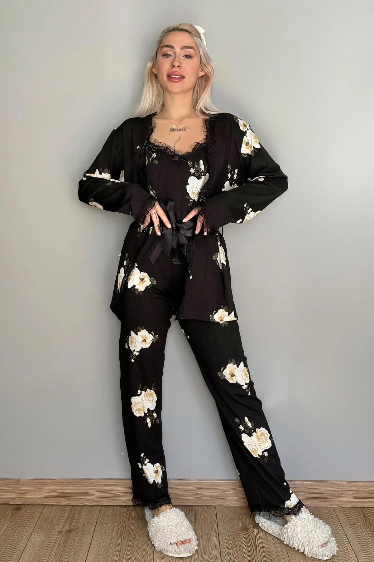 Pijamaevi  Pegasus-Pyjama-Set mit cremefarbenem, floral gemustertem Morgenmantel