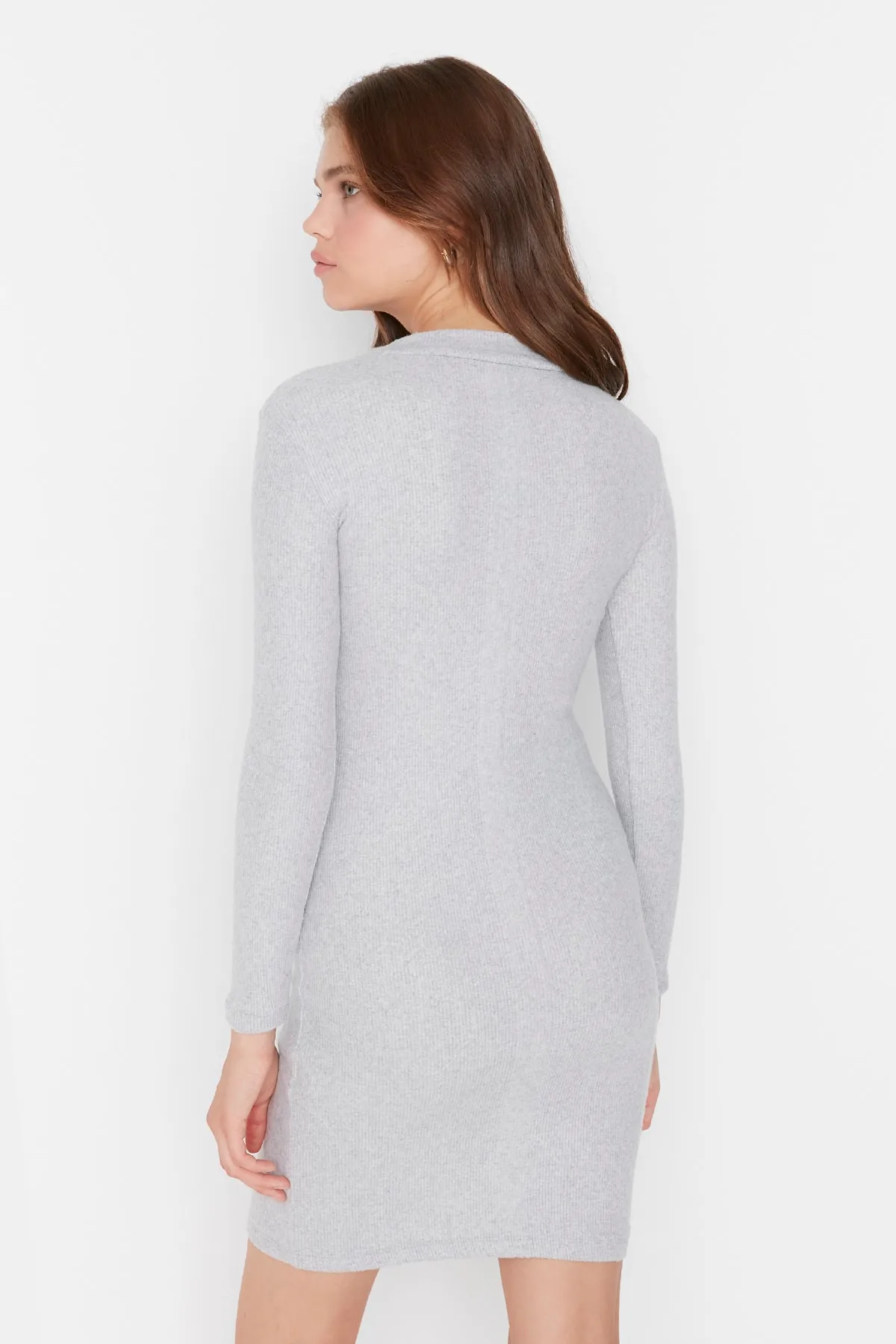Trendyol Collection  Graues, figurbetontes, geripptes, dehnbares Mini-Strickkleid mit halbem Rollkragen TWOAW21EL2244