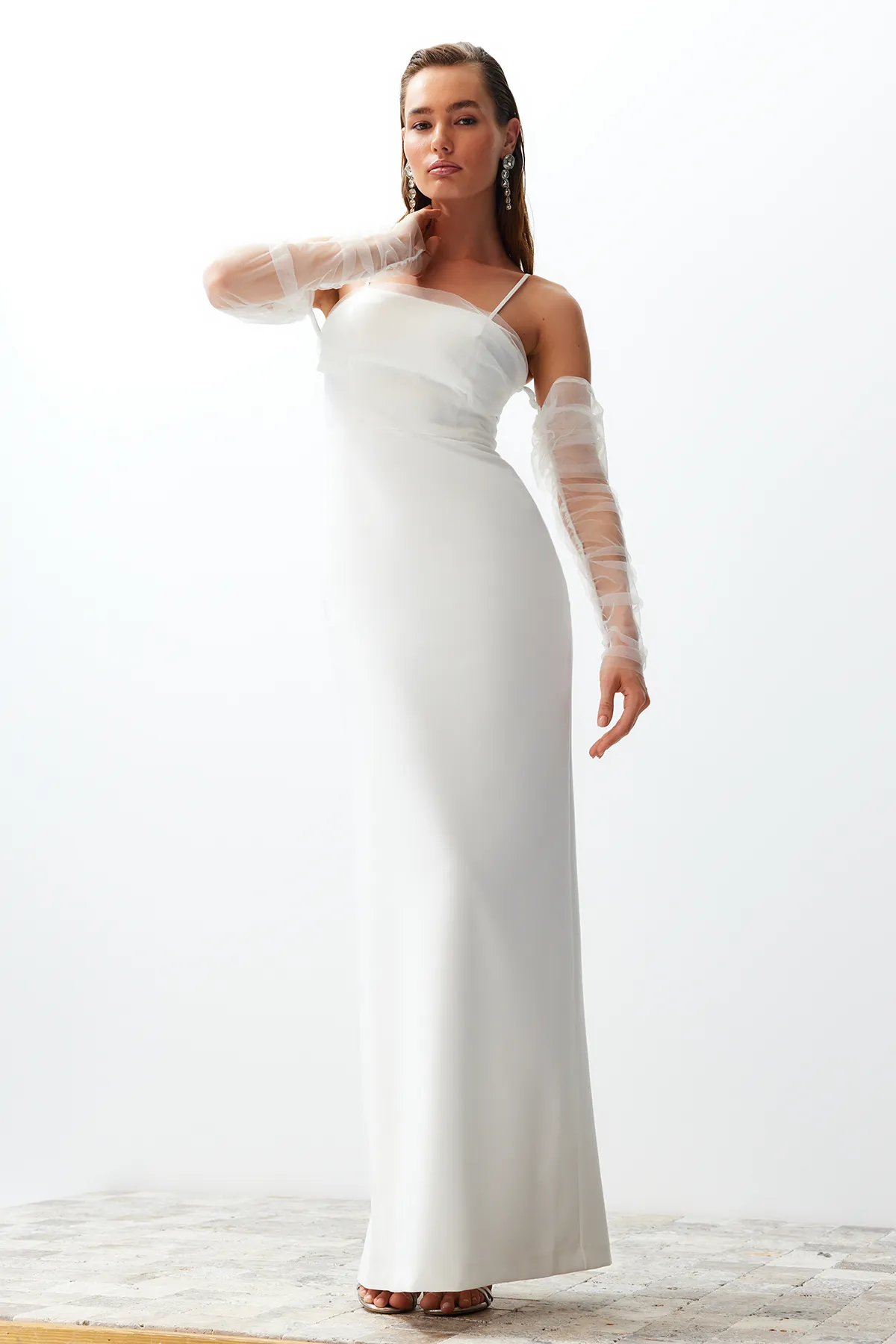 Trendyol Collection  Weißes, körperbetontes, gewebtes, gefüttertes Hochzeits-/Nikah-Brautabendkleid in Weiß TPRSS24AE00016
