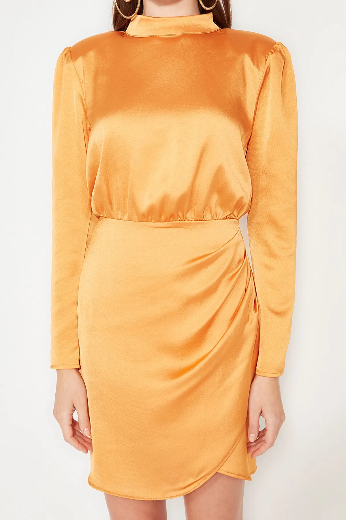 Trendyol Collection  Elegantes Abendkleid aus gewebtem Satin in Orange mit hohem Kragen TPRAW22EL1217