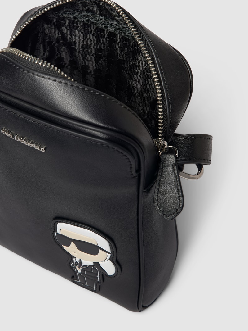 Umhängetasche mit Label-Applikation in schwarz