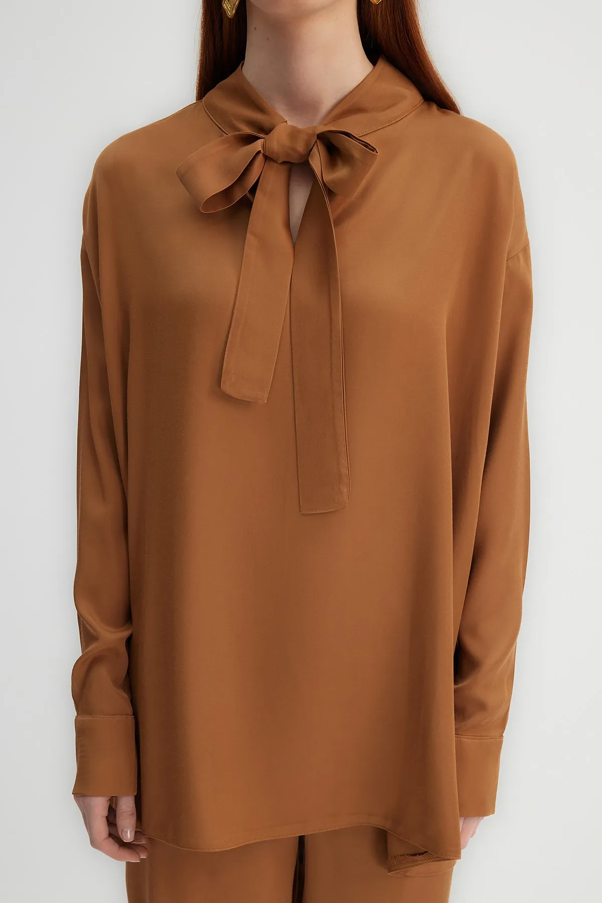Trendyol Modest  X Kevser Sarıoglu Braunes Tunika-Hosen-Set aus Satingewebe mit Kragen und Krawatte TCLSS23US00006