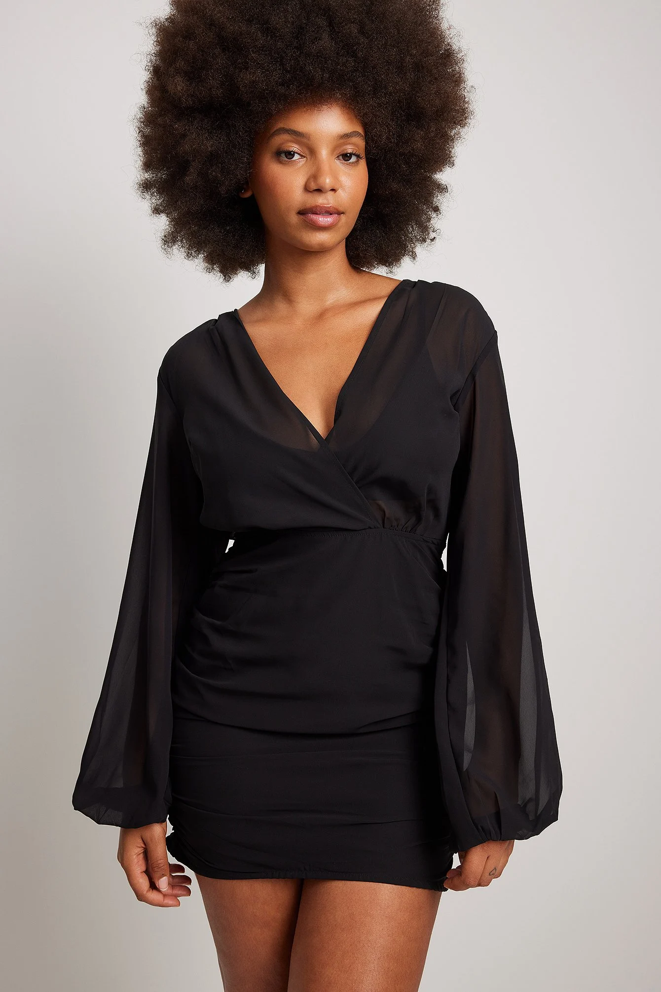 Chiffonkleid mit V-Ausschnitt