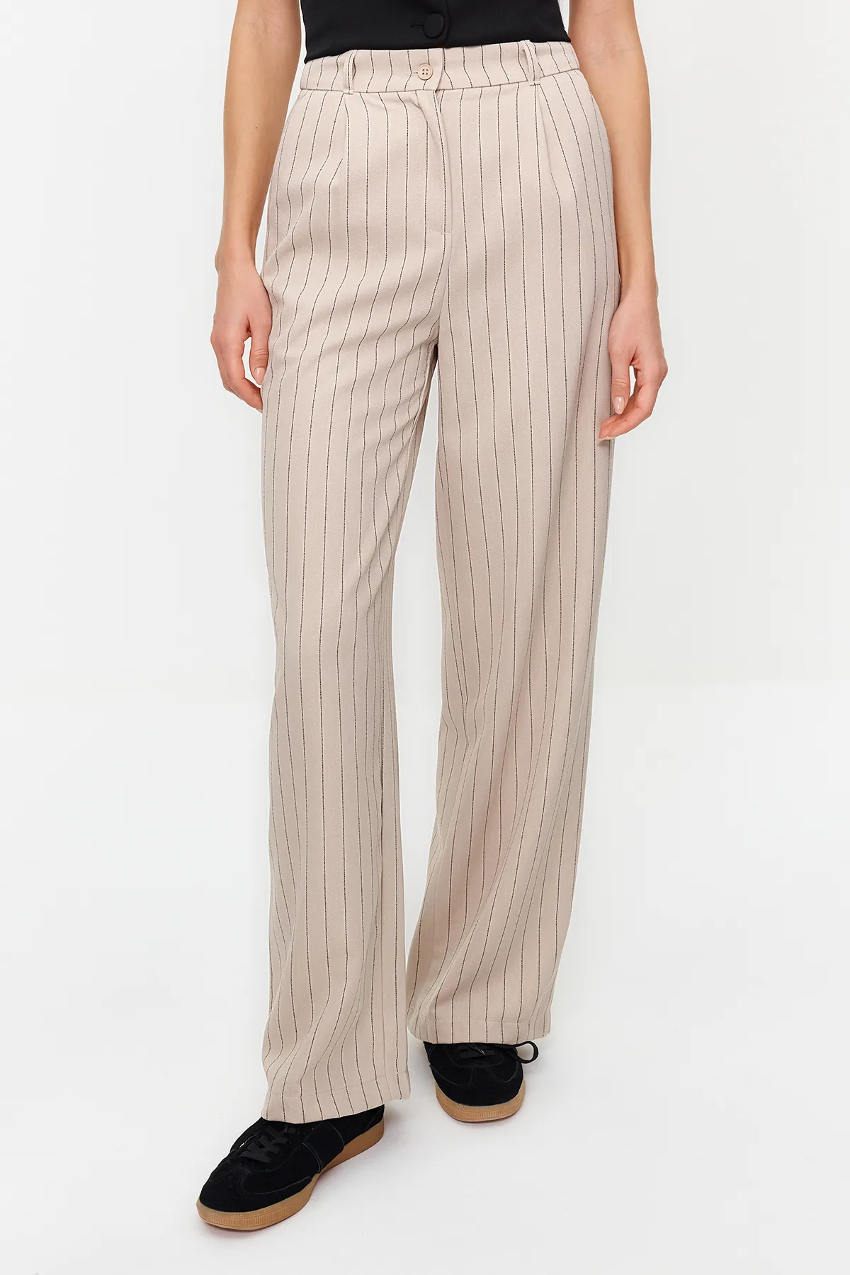 Trendyol Collection  Beigefarbene, gestreifte Webhose mit weitem Bein und hoher Taille TWOSS22PL0100