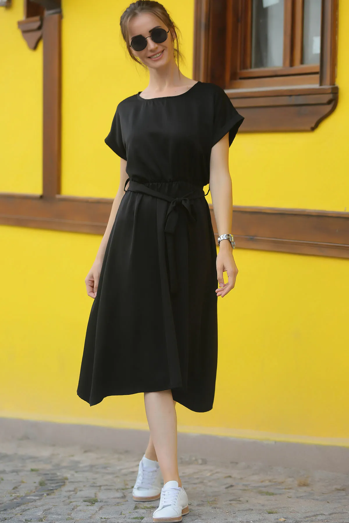armonika  Schwarzes Damenkleid mit elastischem Bund und Bindegürtel ARM-18Y001133