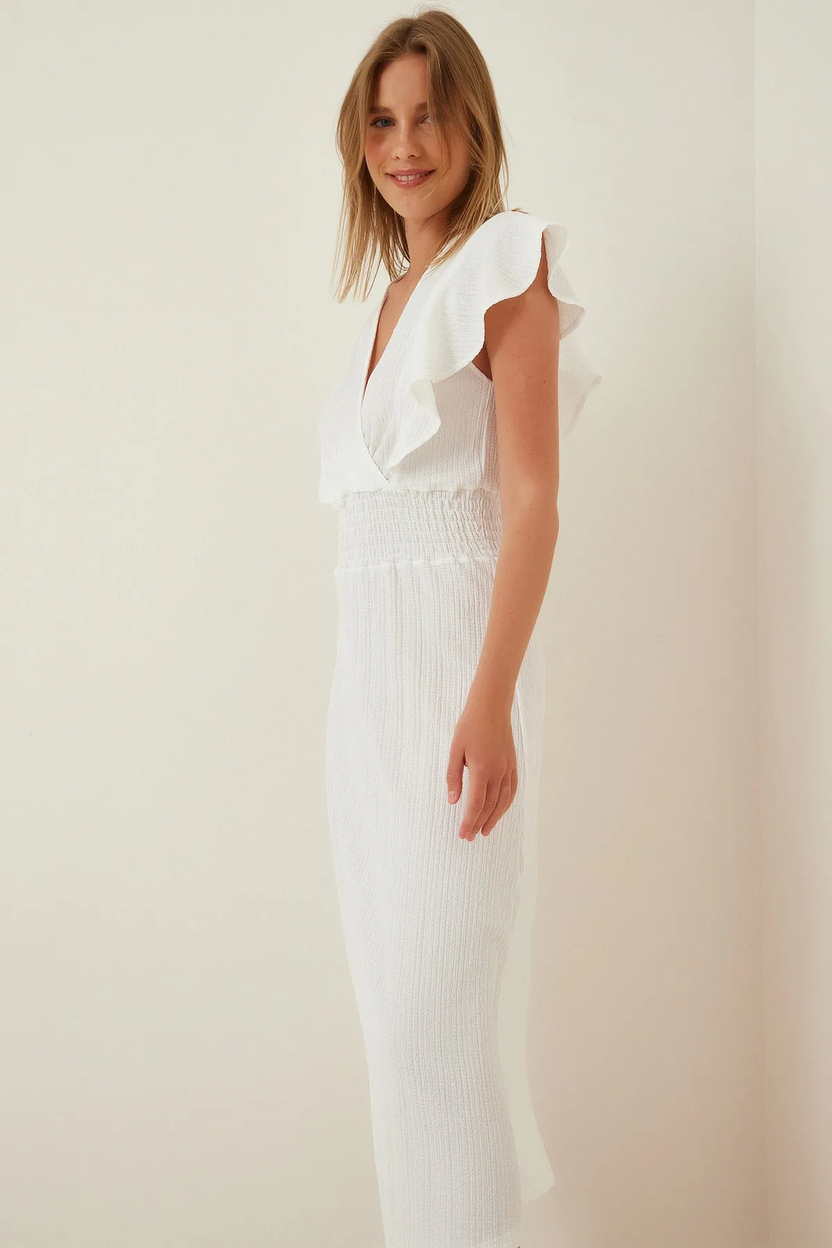 Happiness İstanbul  Weißes, strukturiertes Volant-Strickkleid für Damen CI00025
