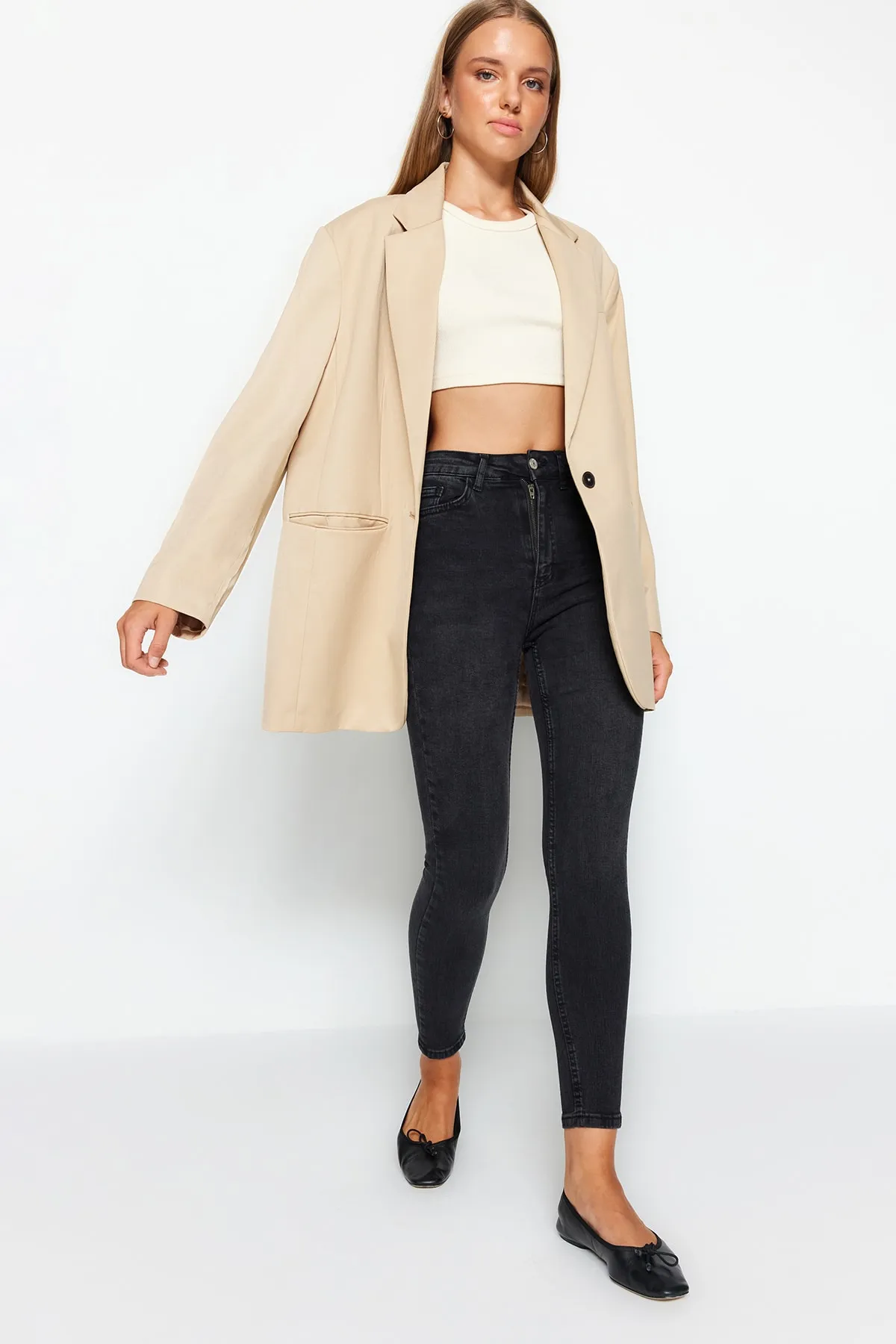 Trendyol Collection  Schwarze Skinny Jeans mit normaler Taille TWOAW24JE00172