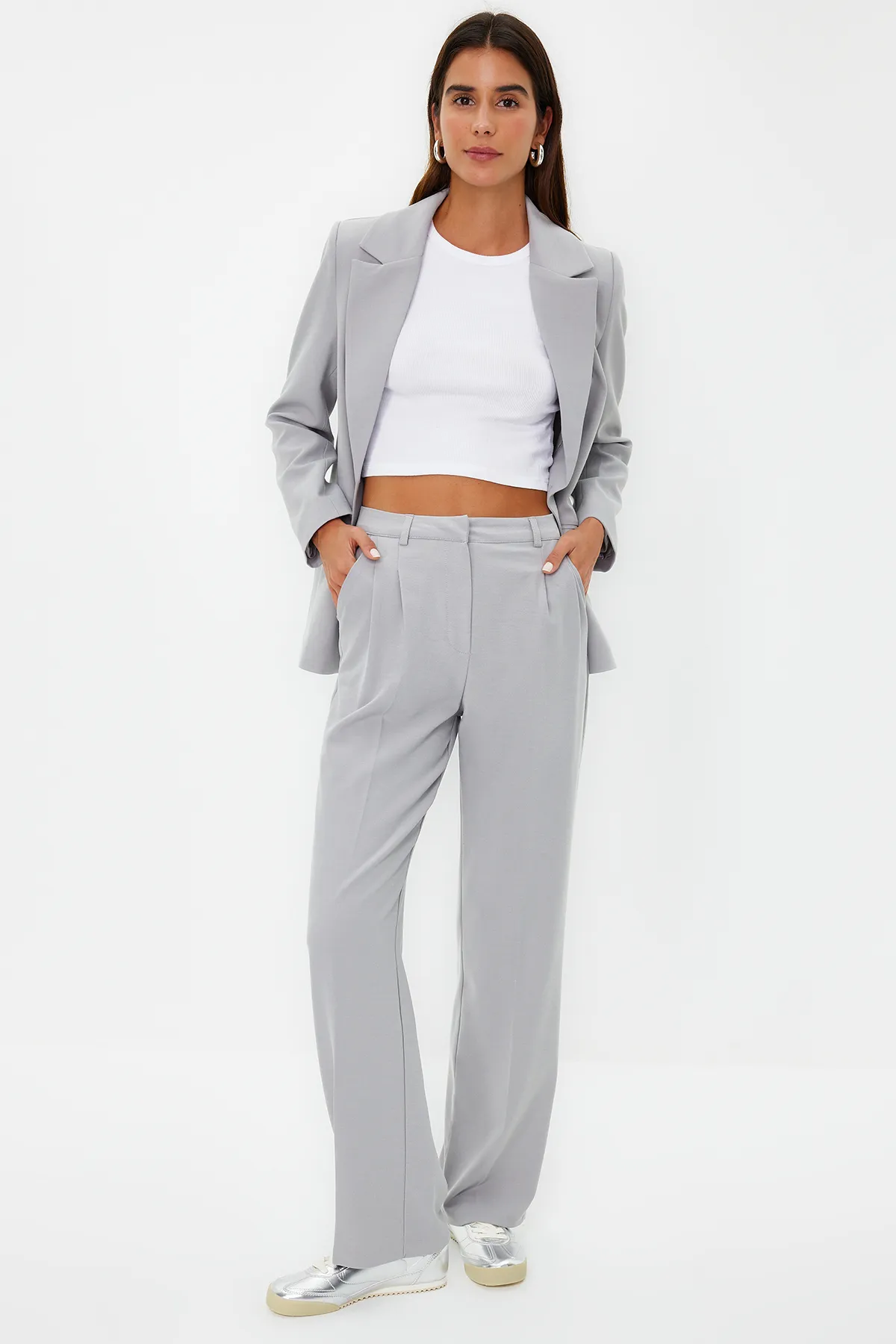 Trendyol Collection  Graue, gerade geschnittene, plissierte Webhose in limitierter Auflage TWOAW23PL00401