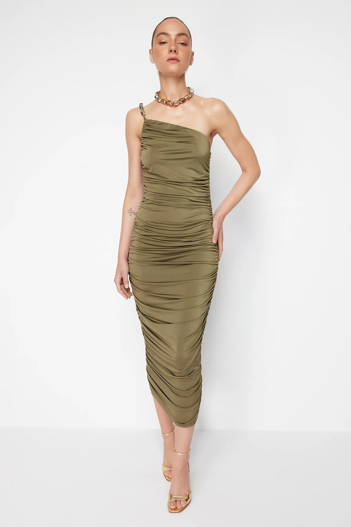 Trendyol Collection  Zeynep Tosun Design - Khakifarbenes gestricktes Abendkleid mit Accessoire-Detail TCLSS24EL00002