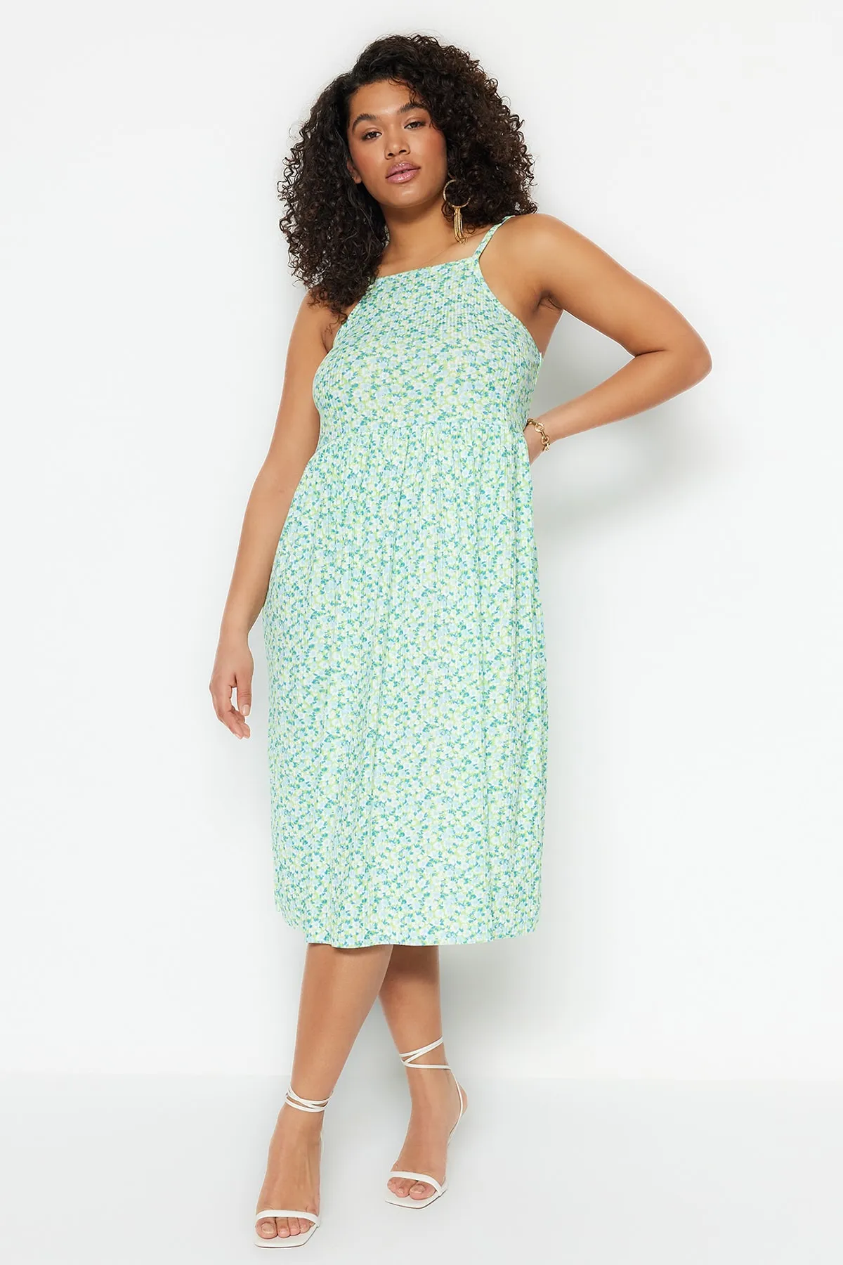 Trendyol Curve  Grünes Gimped-Strickkleid mit Blumenmuster TBBSS23AH00074