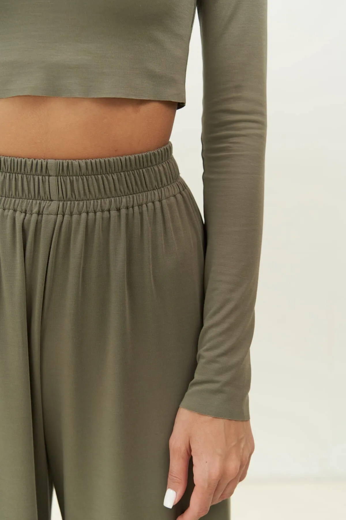 MAİ COLLECTİON  Jany – Langärmliges, khakifarbenes Crop-Hosen-Set