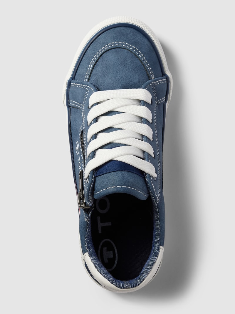 Sneaker mit Label-Details in hellblau