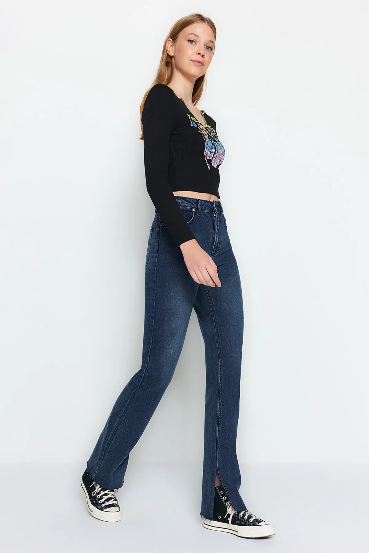 Trendyol Collection  Mitternachtsblaue Schlagjeans mit Schlitz und hoher Taille TWOAW22JE0382