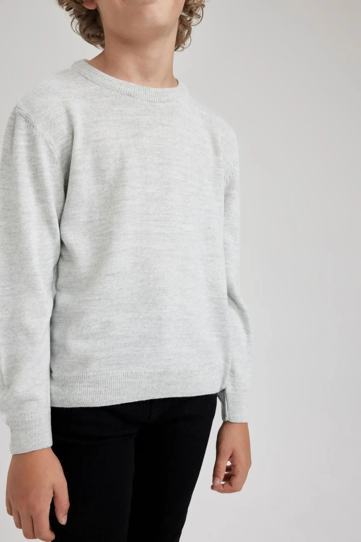 DeFacto  Strickpullover für Jungen mit normaler Passform und Rundhalsausschnitt